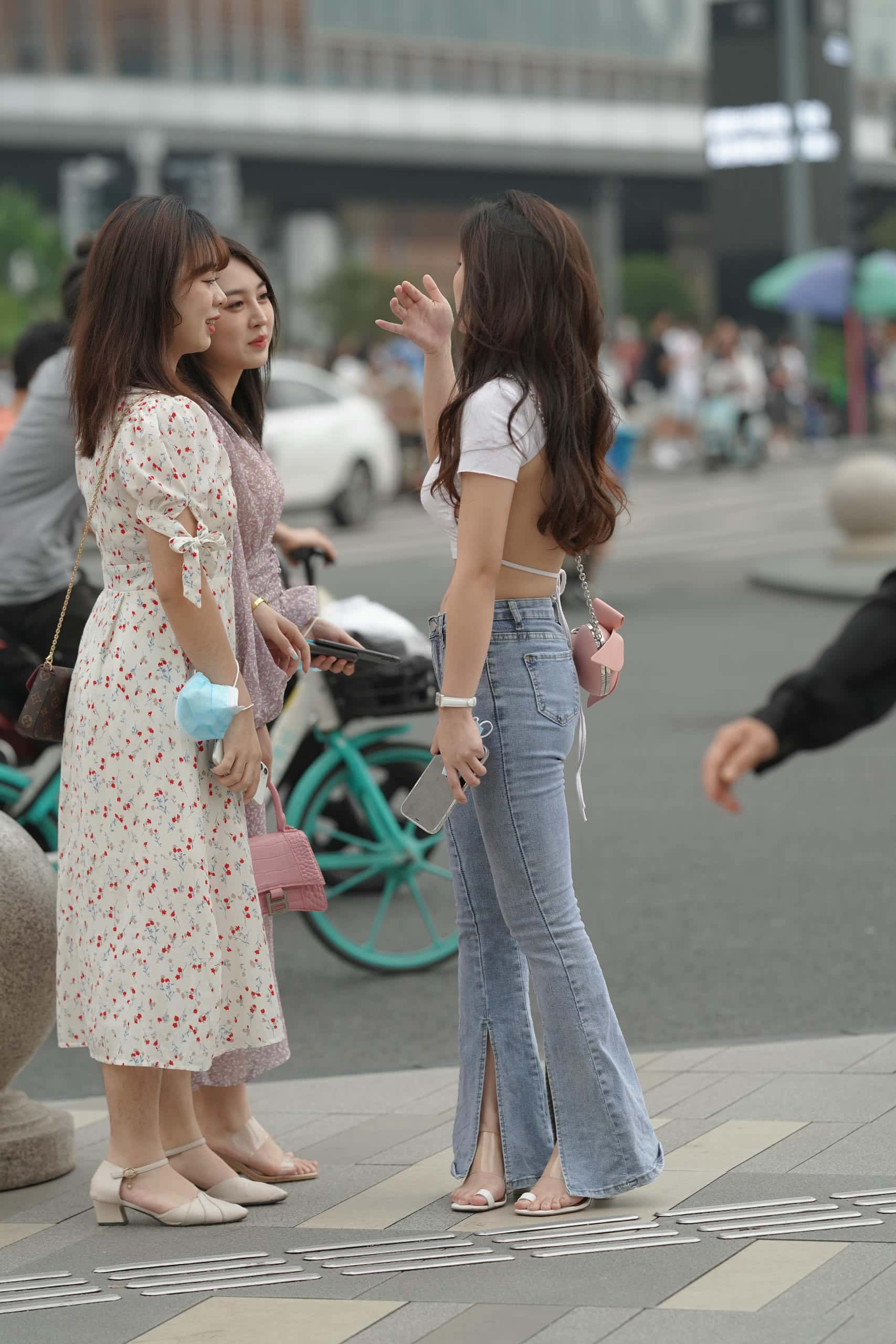 蓝色紧身牛仔裤妹子写真