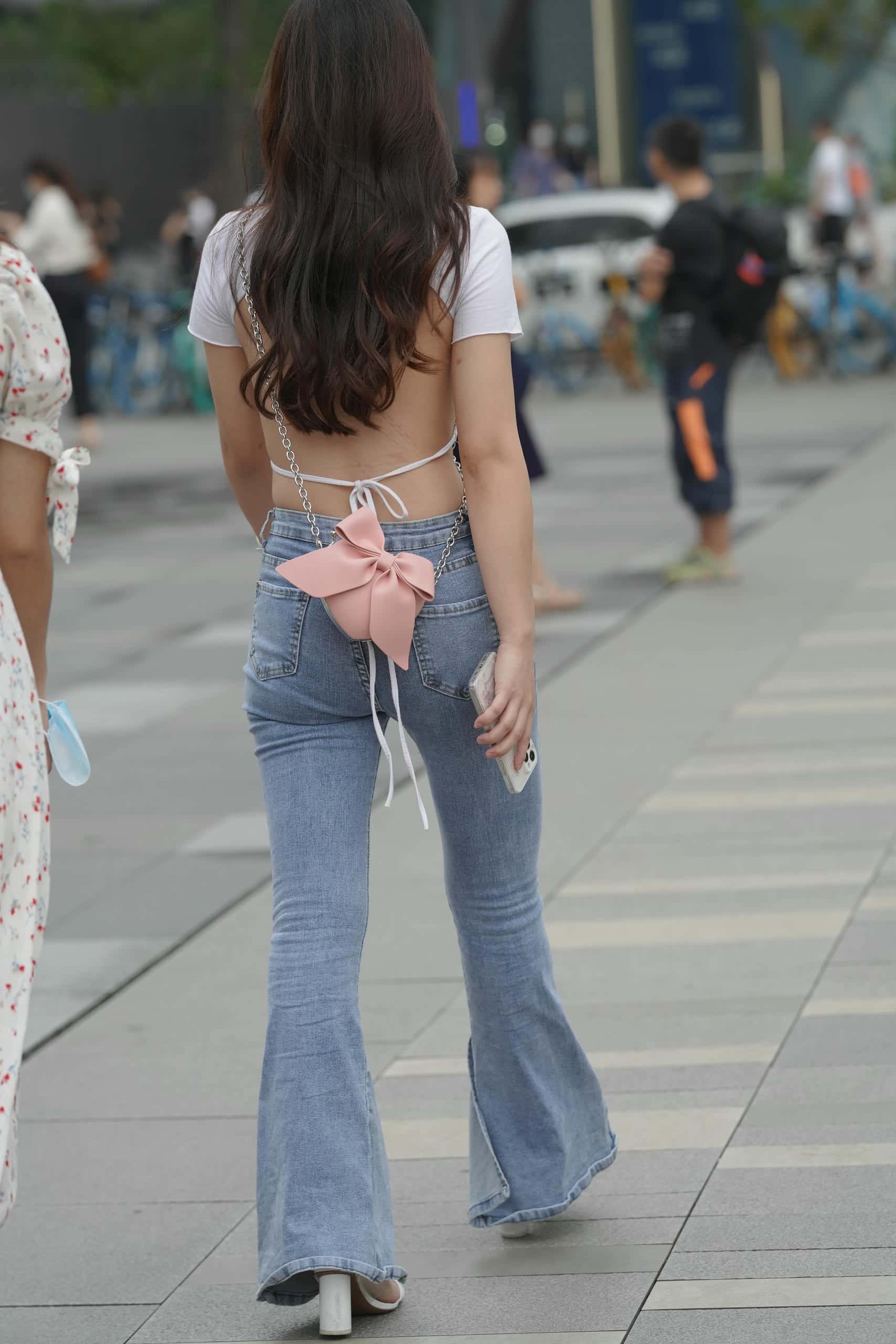 蓝色紧身牛仔裤妹子写真