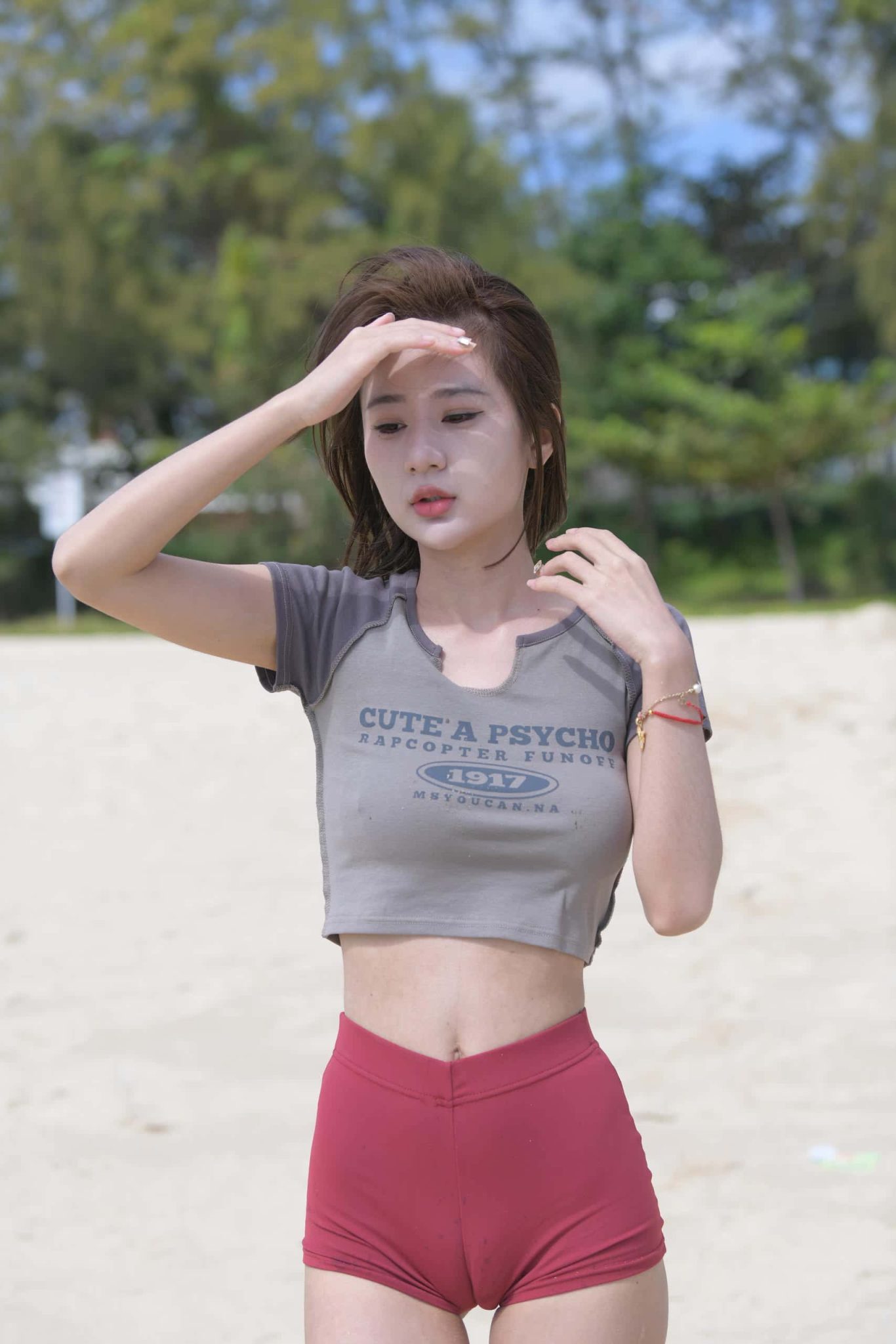 海边玩耍的短发姑娘图片
