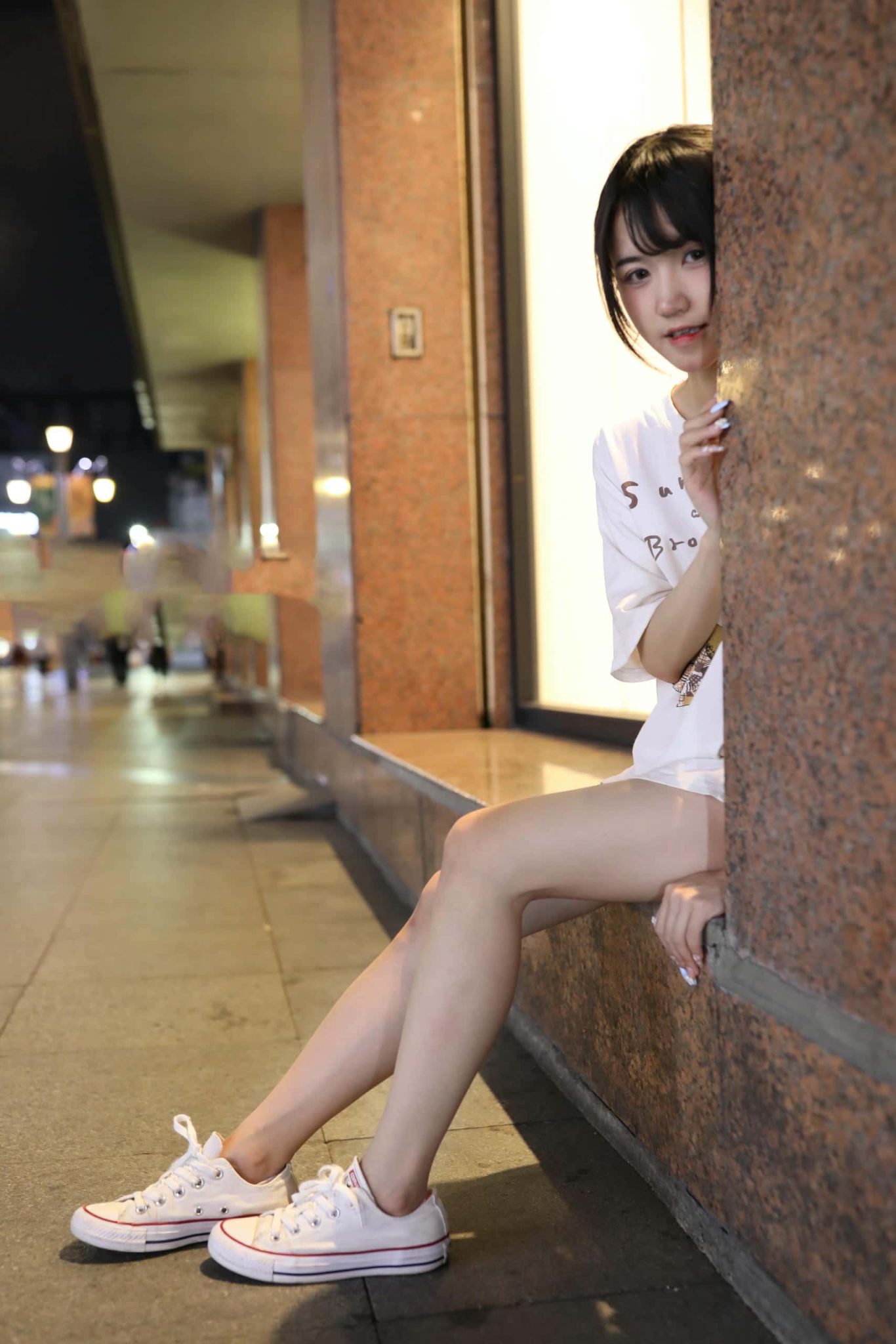KTV里唱歌的长腿帆布鞋女孩