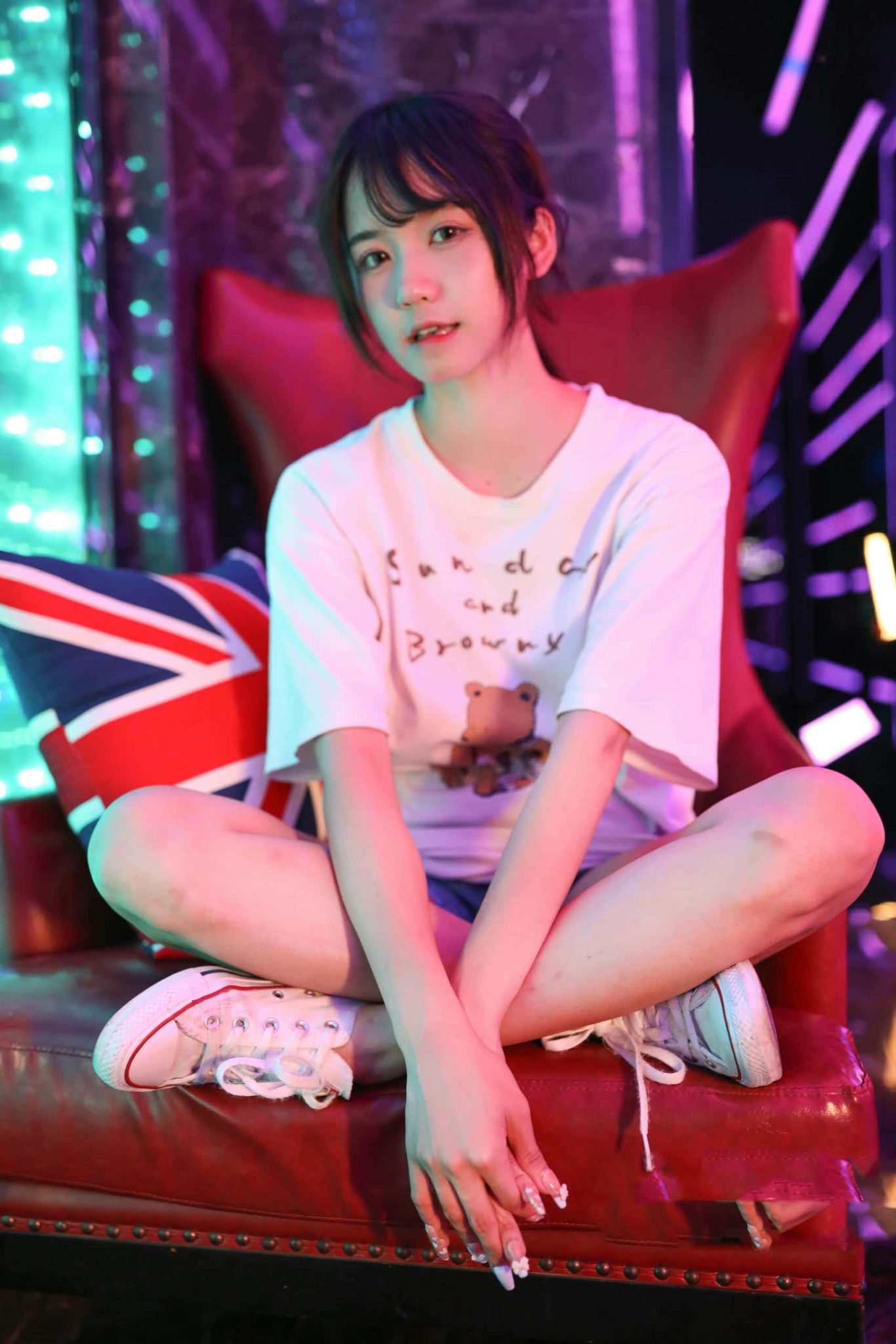 KTV里唱歌的长腿帆布鞋女孩