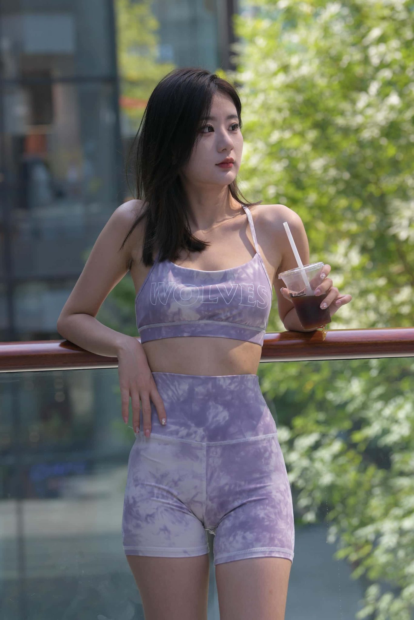紫粉扎染紧身短裤美眉图片