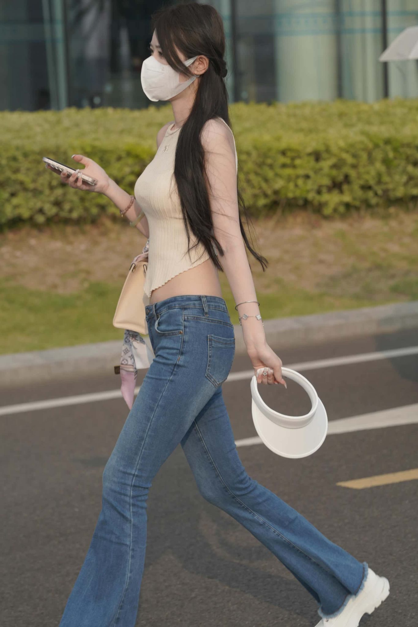 清纯喇叭牛仔裤女孩图片2
