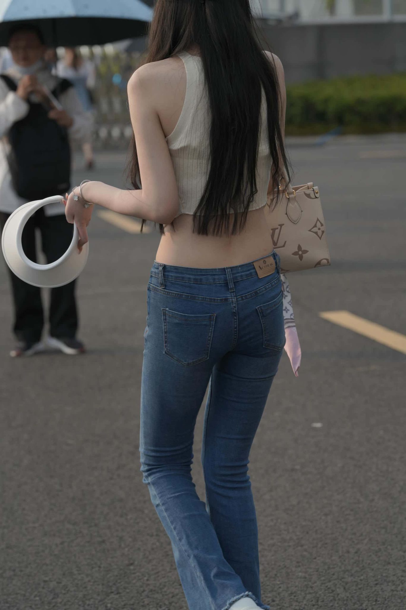 清纯喇叭牛仔裤女孩图片1