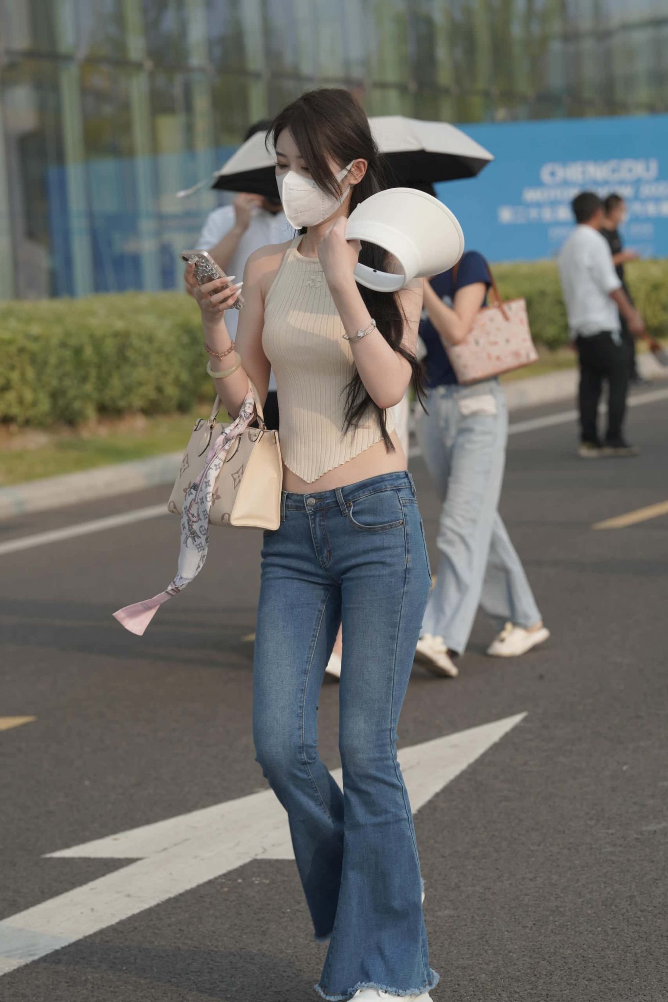 清纯喇叭牛仔裤女孩图片3