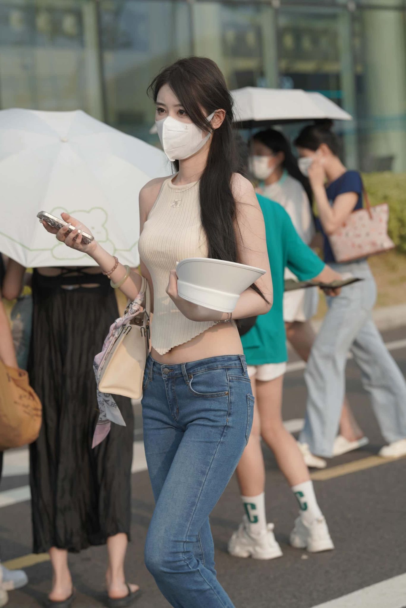 清纯喇叭牛仔裤女孩图片4
