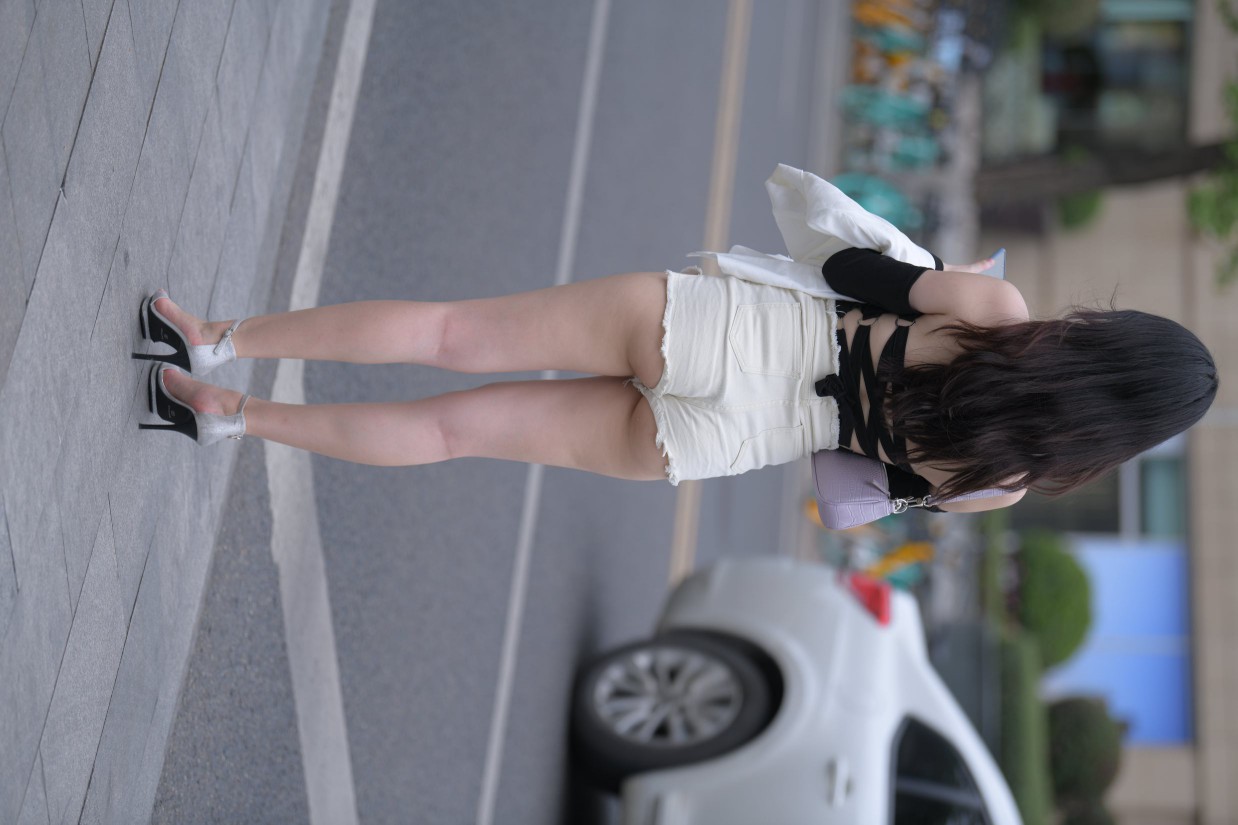 长发飘飘白色热裤美丽女孩图片1