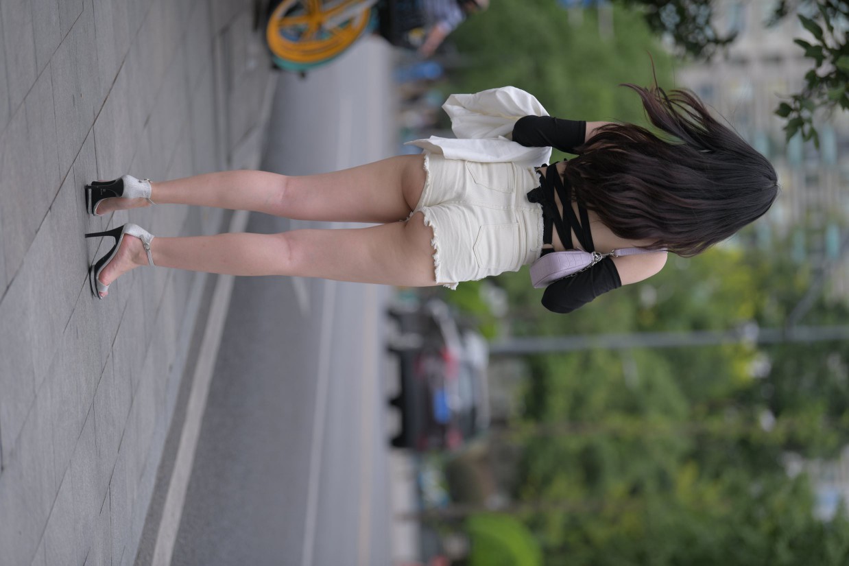 长发飘飘白色热裤美丽女孩图片3