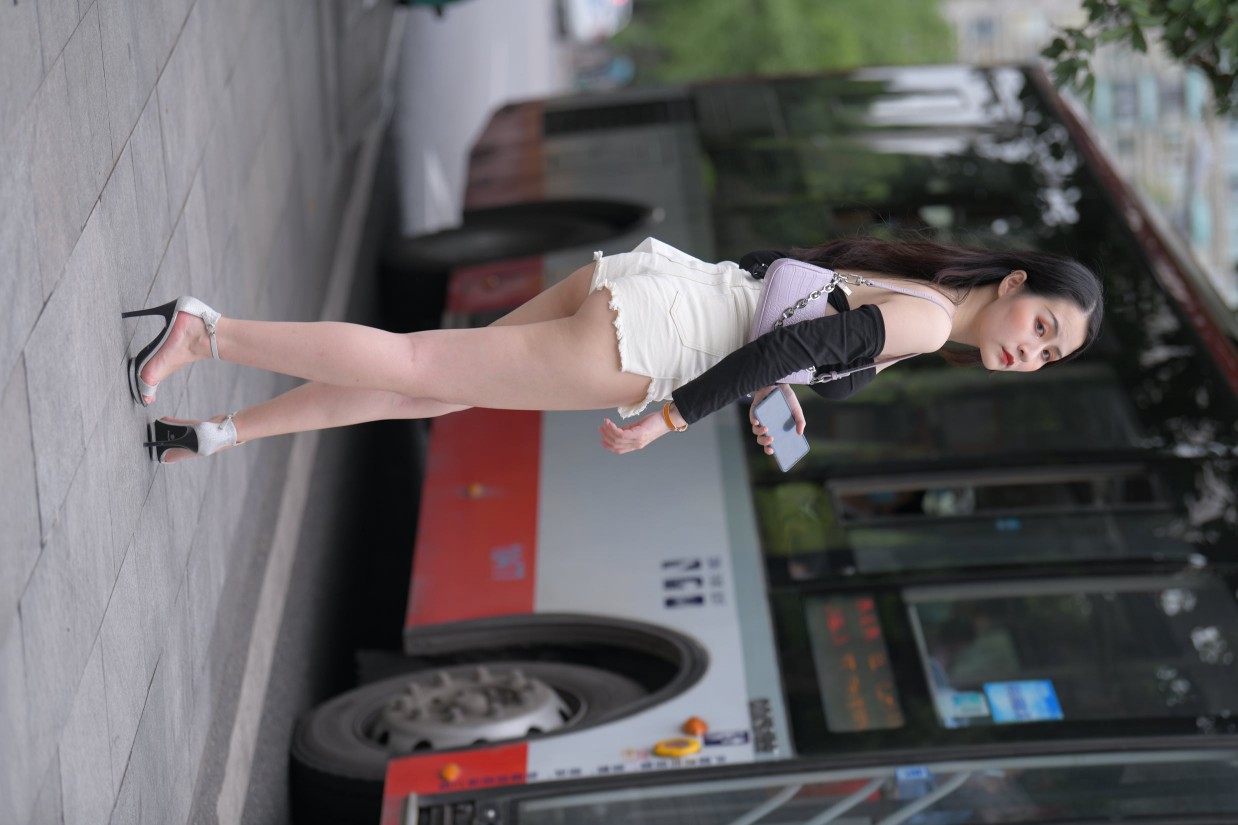 长发飘飘白色热裤美丽女孩图片2