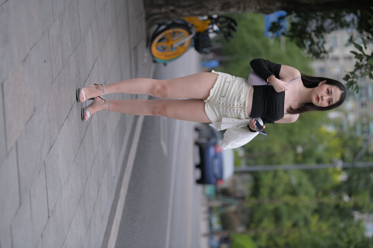 长发飘飘白色热裤美丽女孩图片6