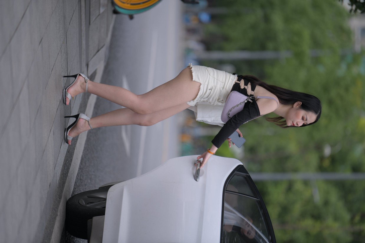 长发飘飘白色热裤美丽女孩图片5