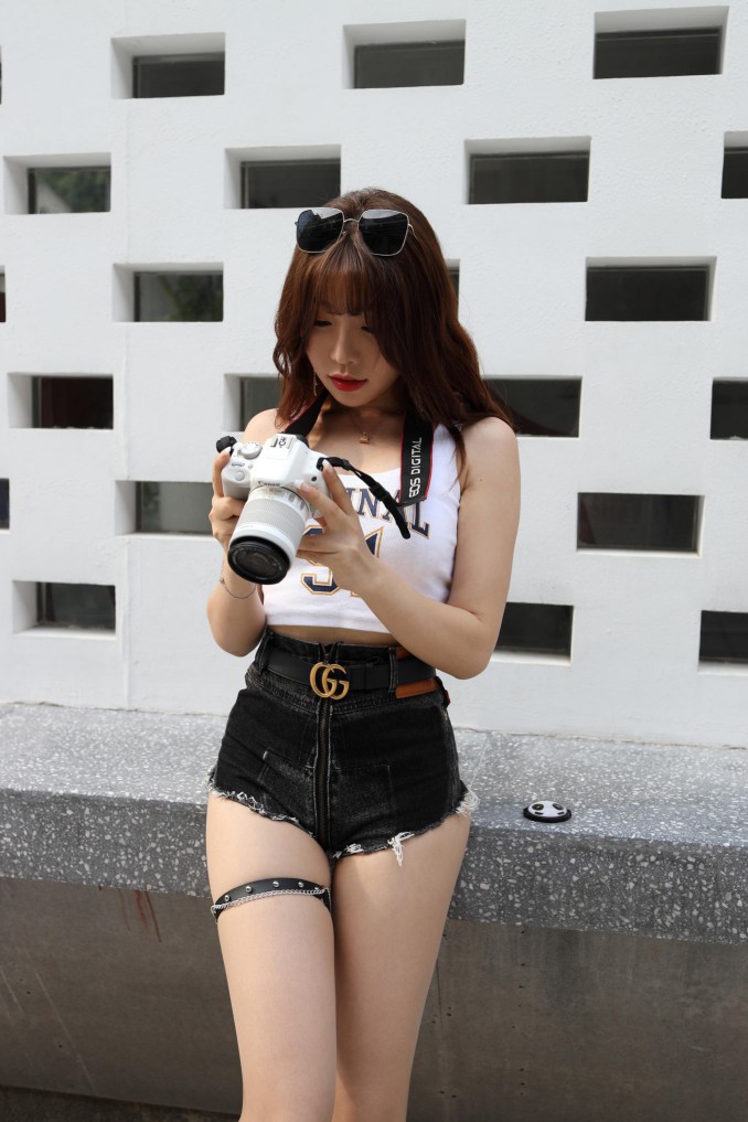 户外单反相机牛仔热裤女孩图片资源 户外单反相机牛仔热裤女孩图片资源