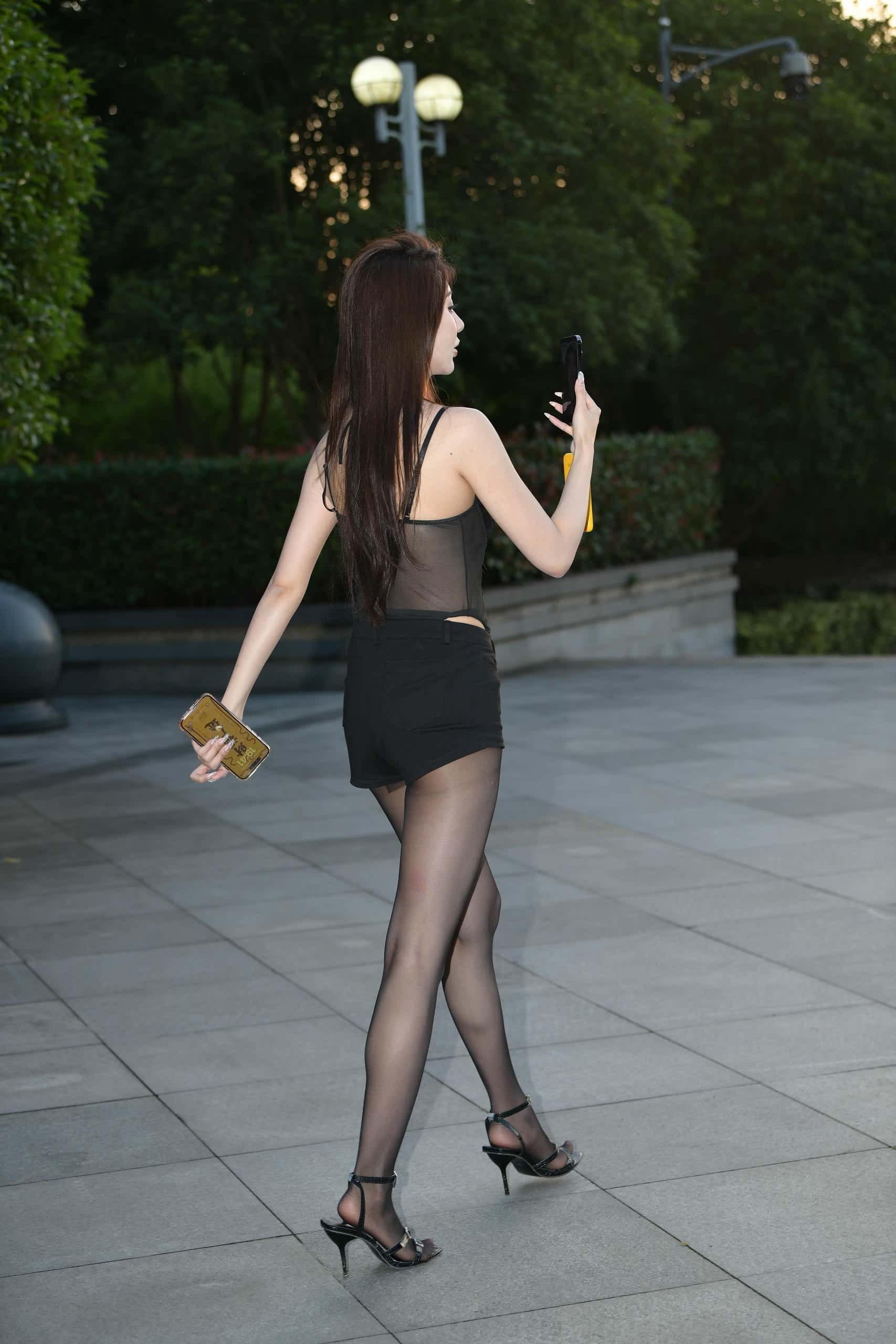 黑丝热裤透色上衣女孩