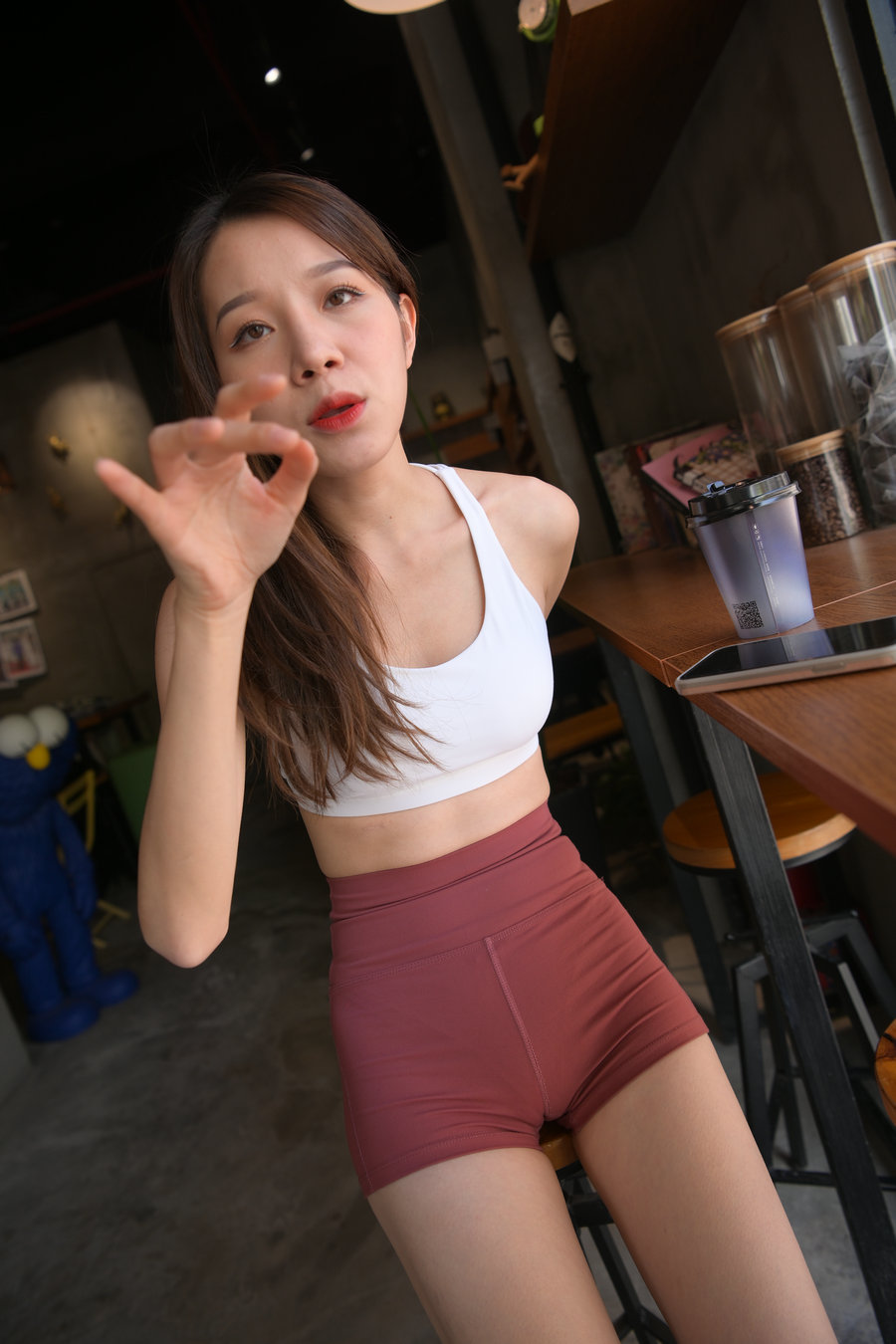 咖啡馆运动风休闲穿搭高清摄影写真 咖啡馆运动风休闲穿搭高清摄影写真