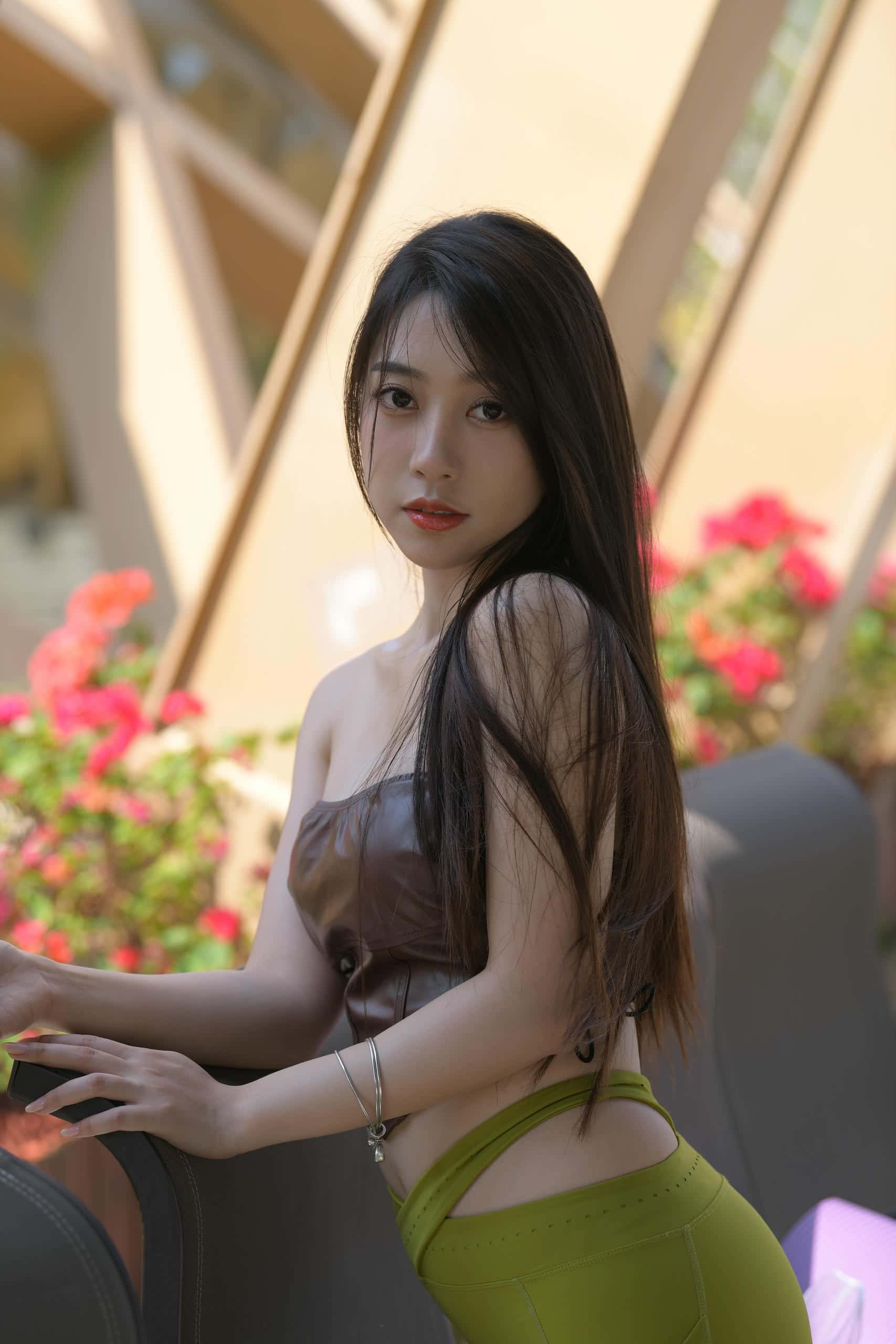 穿绿色瑜伽裤的女孩图片 穿绿色瑜伽裤的女孩图片