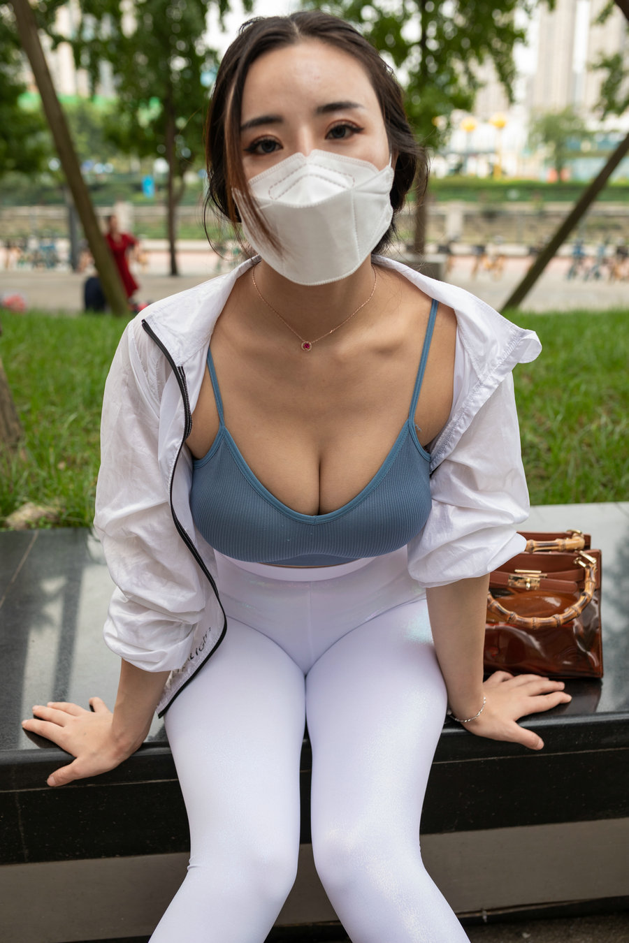 白色瑜伽裤女孩写真 白色瑜伽裤女孩写真